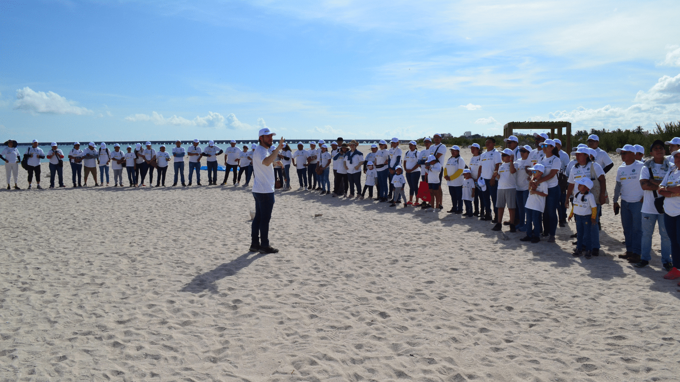 voluntarios en limpieza de playa