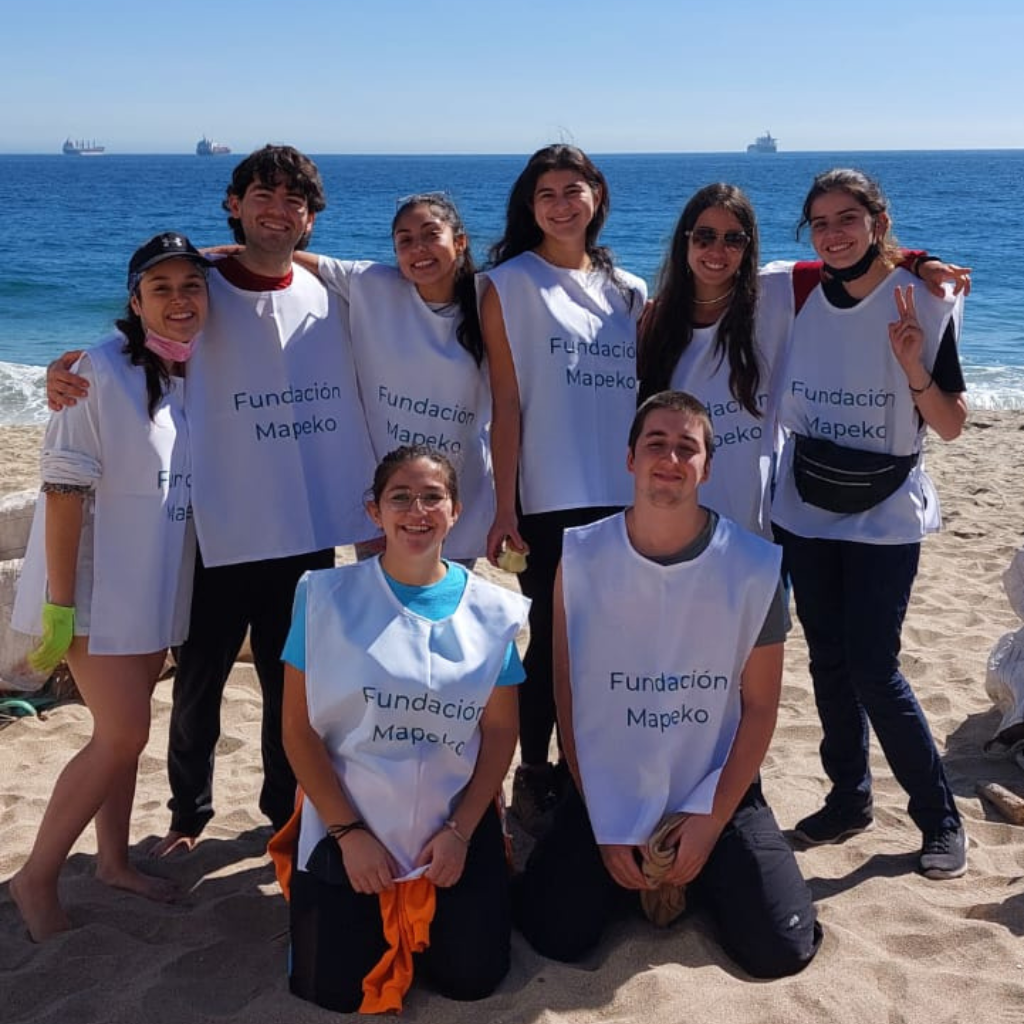 voluntarios felices en una playa